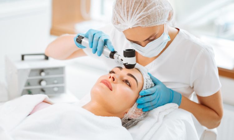 ¿Quién es y cómo puede ayudarnos un/a dermatólogo/a?